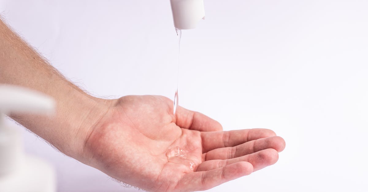 découvrez les différences entre le savon solide et le gel douche liquide pour choisir le produit de soin corporel qui vous convient le mieux.