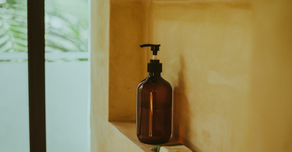 découvrez les différences entre le savon solide et le gel douche liquide pour choisir le produit de soin adapté à votre peau et à votre routine quotidienne.