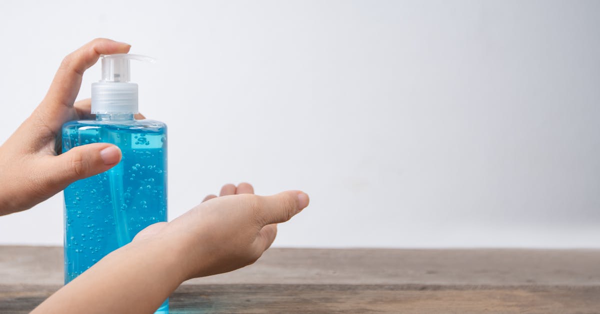 découvrez les différences entre le savon solide et le gel douche liquide pour choisir le produit adapté à votre peau et à vos habitudes de soin.