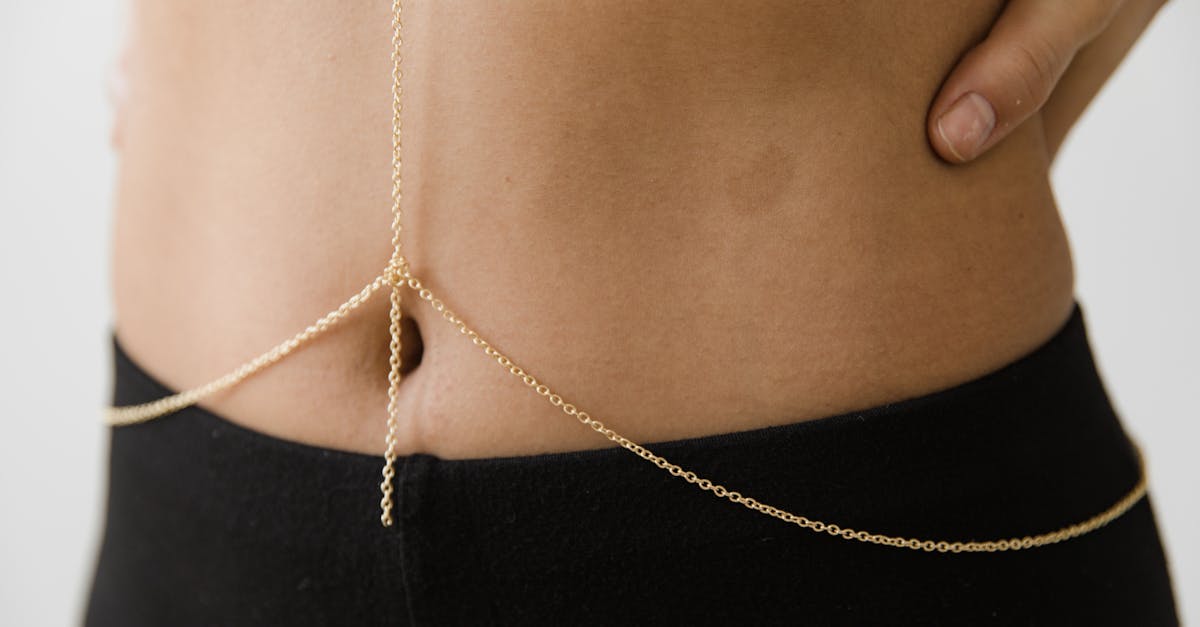 découvrez le style wasp waist, une silhouette emblématique mettant en valeur une taille très fine pour une allure élégante et féminine.