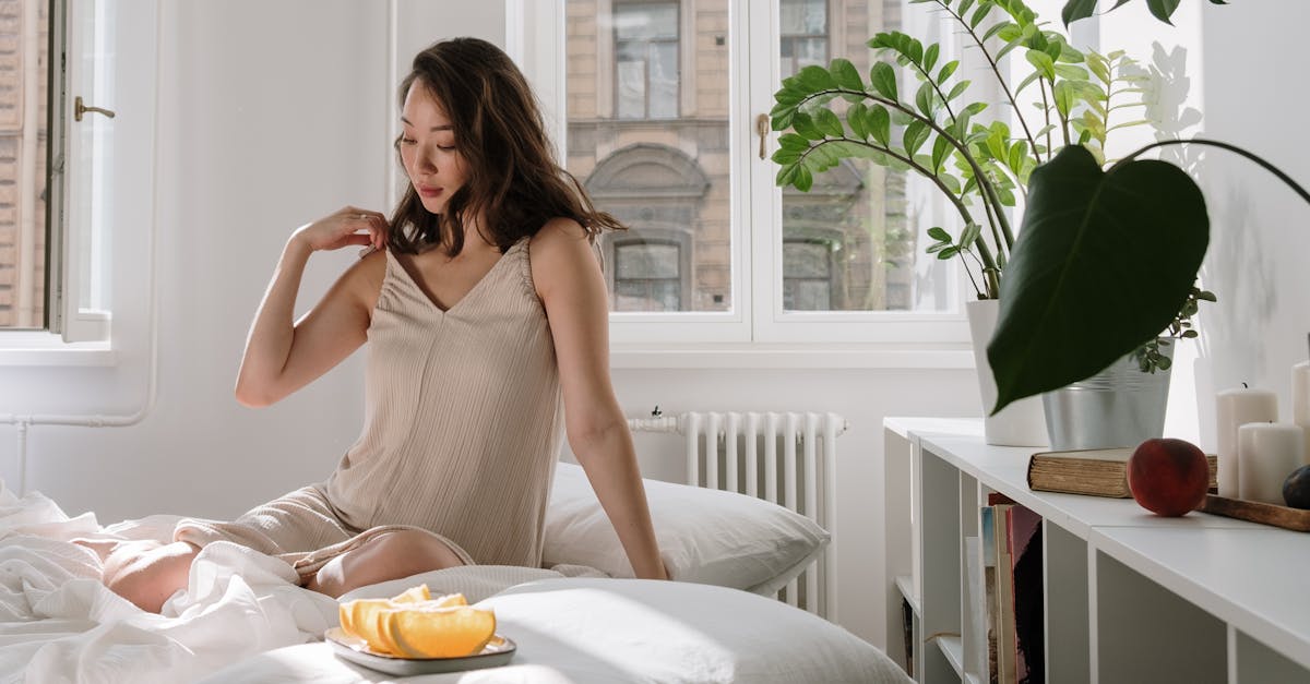 découvrez les meilleures plantes pour purifier l'air de votre chambre et créer un environnement sain et apaisant pour un sommeil de qualité.