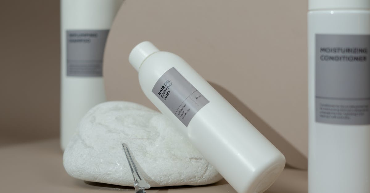 découvrez les bienfaits de l'huile de ricin pour prendre soin de vos cheveux : croissance renforcée, hydratation intense et brillance naturelle.