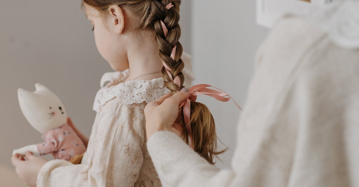 découvrez les bienfaits de l'huile de ricin pour les soins capillaires : renforcez, hydratez et stimulez la pousse de vos cheveux naturellement.