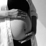 découvrez des tenues élégantes spécialement conçues pour sublimer les silhouettes avec un petit ventre rond, alliant confort et style.