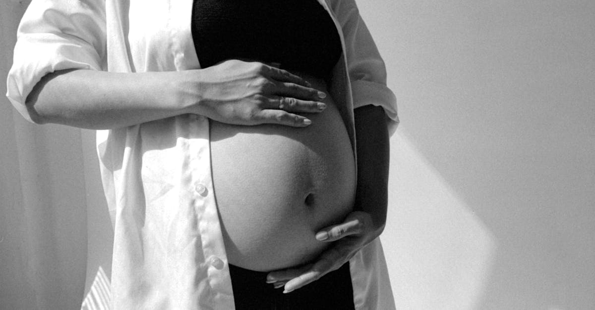 découvrez des tenues élégantes spécialement conçues pour sublimer les silhouettes avec un petit ventre rond, alliant confort et style.