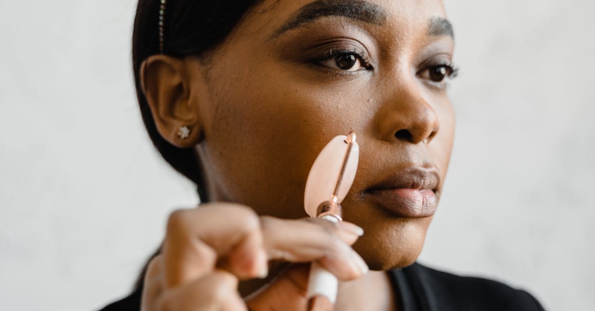 sublimez votre regard avec notre service d'amélioration des sourcils, pour un effet naturel et harmonieux qui met en valeur votre beauté.