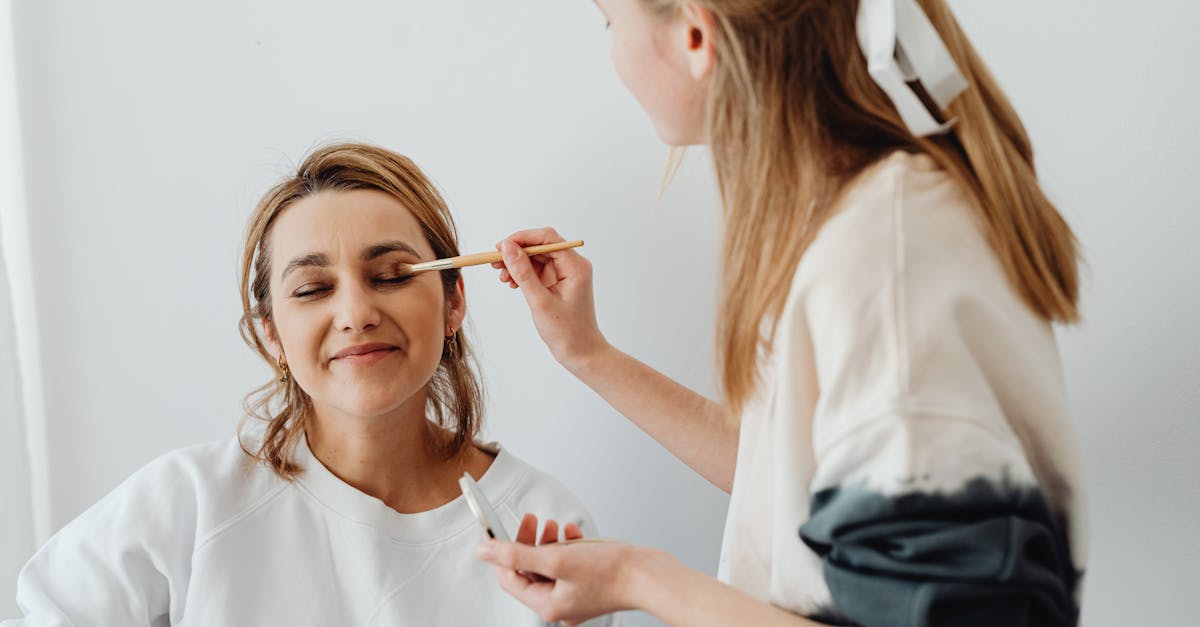 découvrez nos techniques professionnelles pour sublimer vos sourcils et révéler un regard naturellement éclatant grâce à l'amélioration des sourcils.