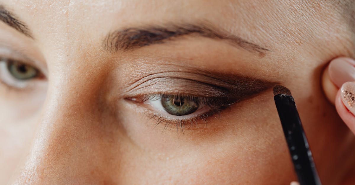sublimez votre regard avec notre service d'amélioration des sourcils, pour des contours parfaits et un effet naturel.