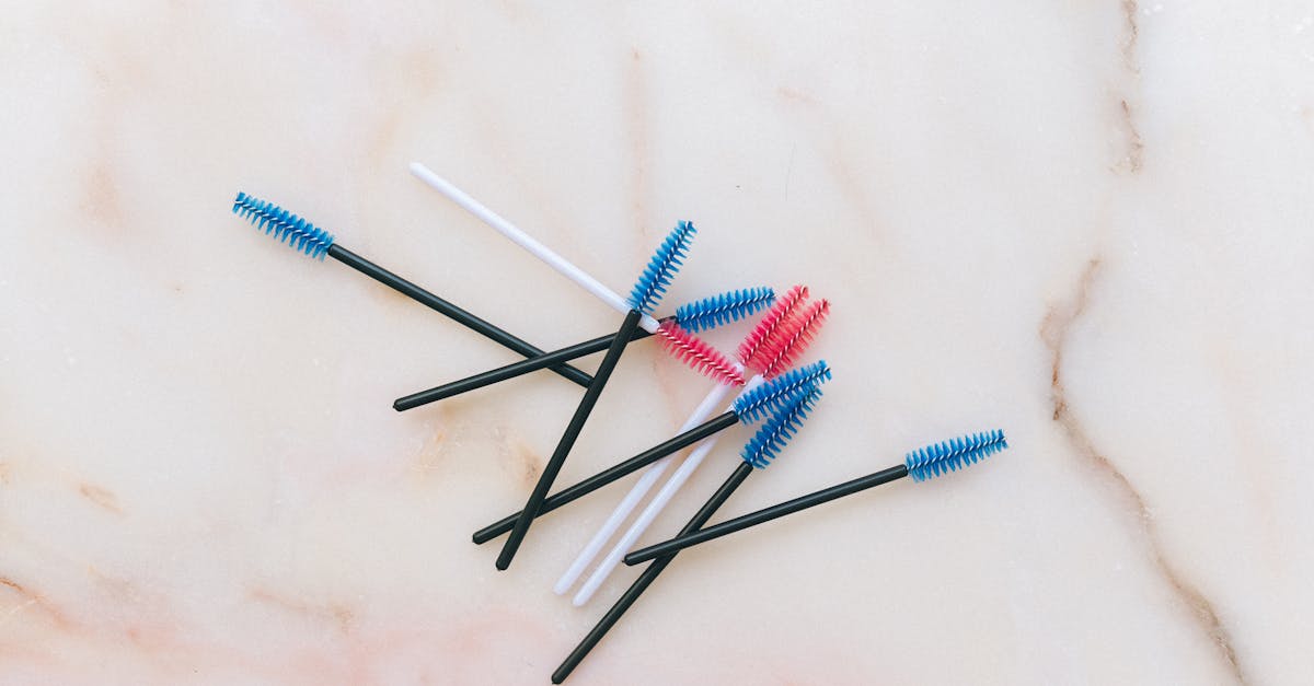 découvrez nos astuces et techniques pour une application de mascara parfaite, allongeant et volumisant vos cils pour un regard captivant toute la journée.