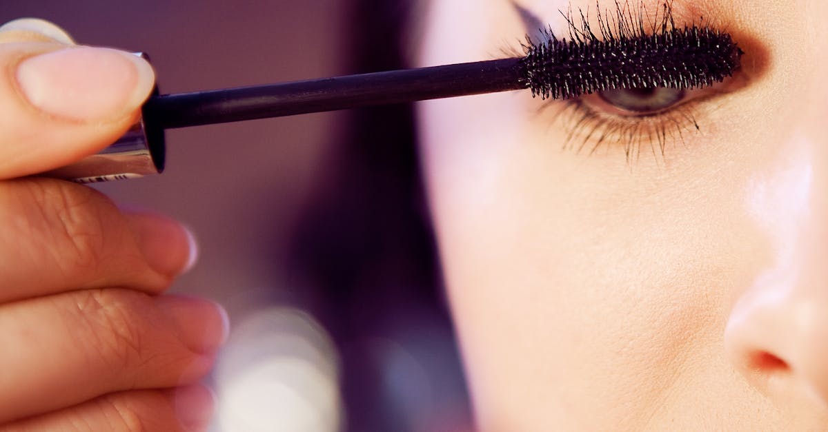découvrez nos conseils et techniques pour une application parfaite du mascara, afin de sublimer vos cils et intensifier votre regard.