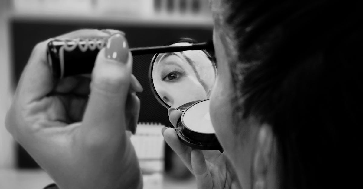 découvrez nos astuces pour une application parfaite du mascara, afin de sublimer vos cils et intensifier votre regard facilement.