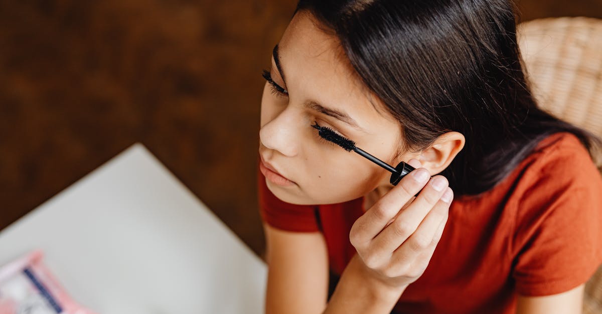 découvrez nos astuces et conseils pour une application parfaite du mascara, pour des cils volumineux et intensément définis toute la journée.