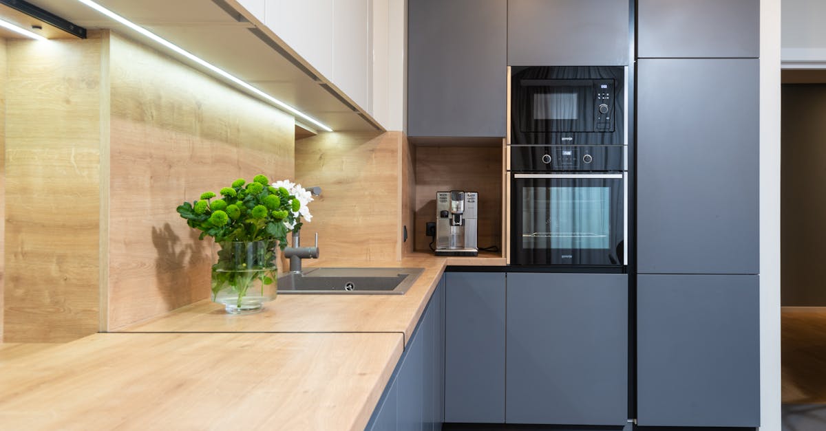 découvrez comment cuire rapidement des pommes de terre au micro-ondes pour un repas facile et savoureux en quelques minutes.