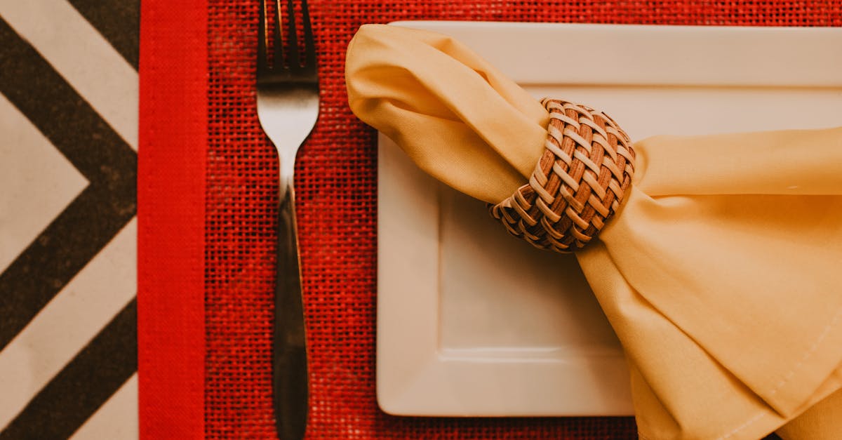 apprenez l'art du pliage de serviettes avec nos tutoriels simples et créatifs pour décorer vos tables avec élégance.