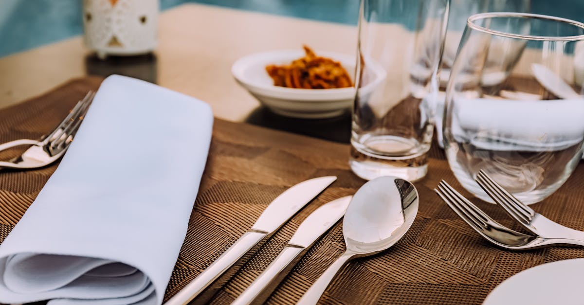 découvrez l'art du pliage de serviettes avec nos astuces et modèles faciles pour décorer vos tables avec élégance et créativité.