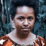 découvrez le phénomène du 'nice girl syndrome', ses causes, ses effets sur les relations et comment s'en libérer pour s'affirmer pleinement.