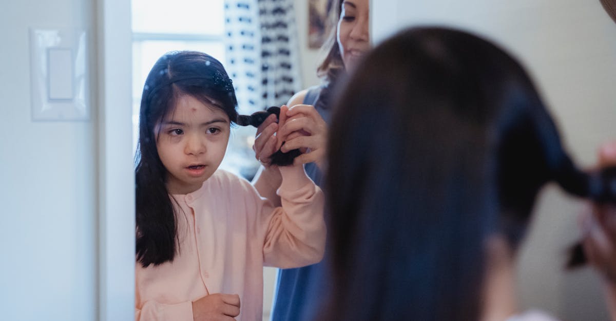 découvrez ce qu'est le 'nice girl syndrome' : un comportement où la gentillesse est parfois utilisée pour obtenir l'approbation, avec ses impacts sur la vie personnelle et les relations.