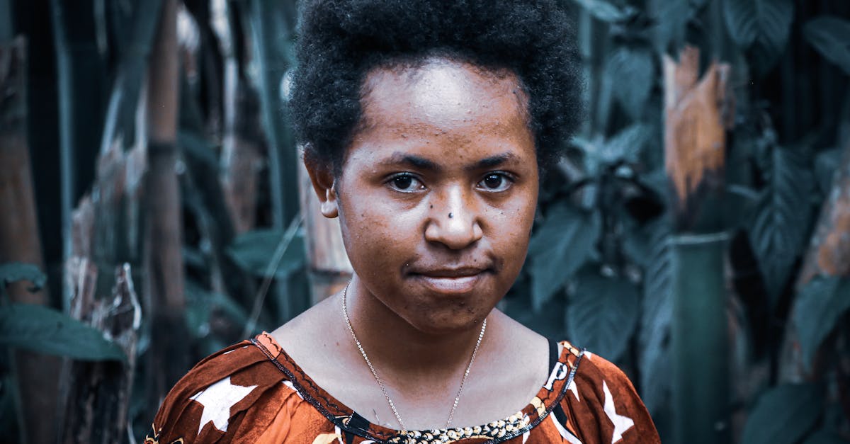 découvrez le phénomène du 'nice girl syndrome', ses causes, ses effets sur les relations et comment s'en libérer pour s'affirmer pleinement.