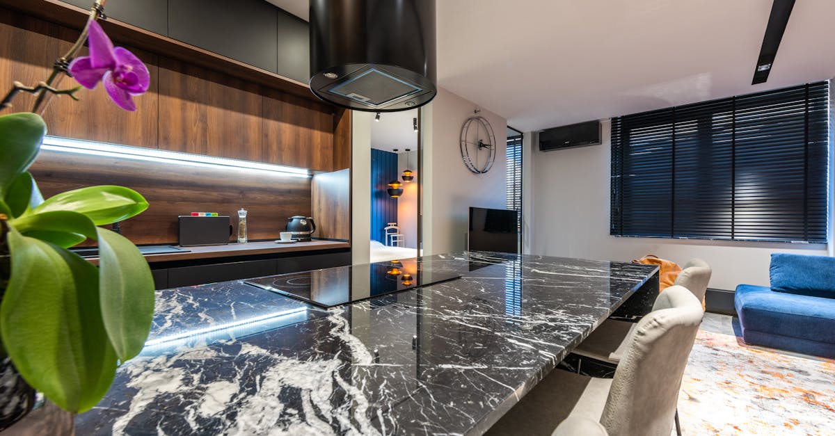 découvrez tout sur la jalousie pathologique : causes, symptômes et conseils pour mieux la gérer au quotidien.