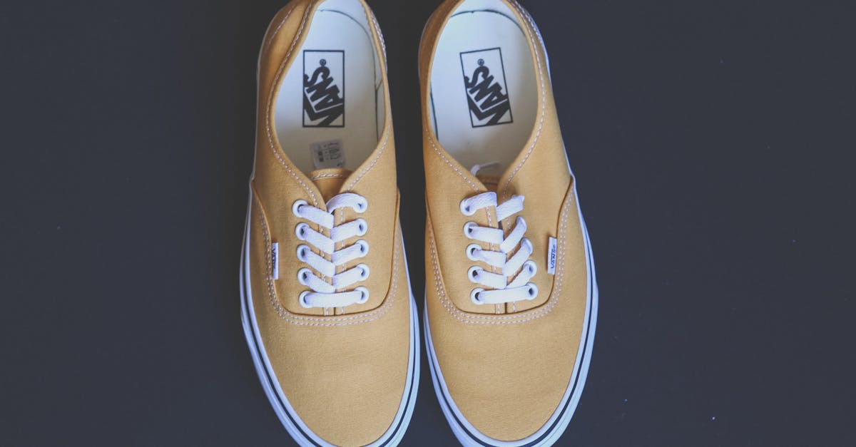 découvrez notre large sélection de lacets de qualité, disponibles en différentes couleurs et matériaux pour tous vos besoins de style et de confort.