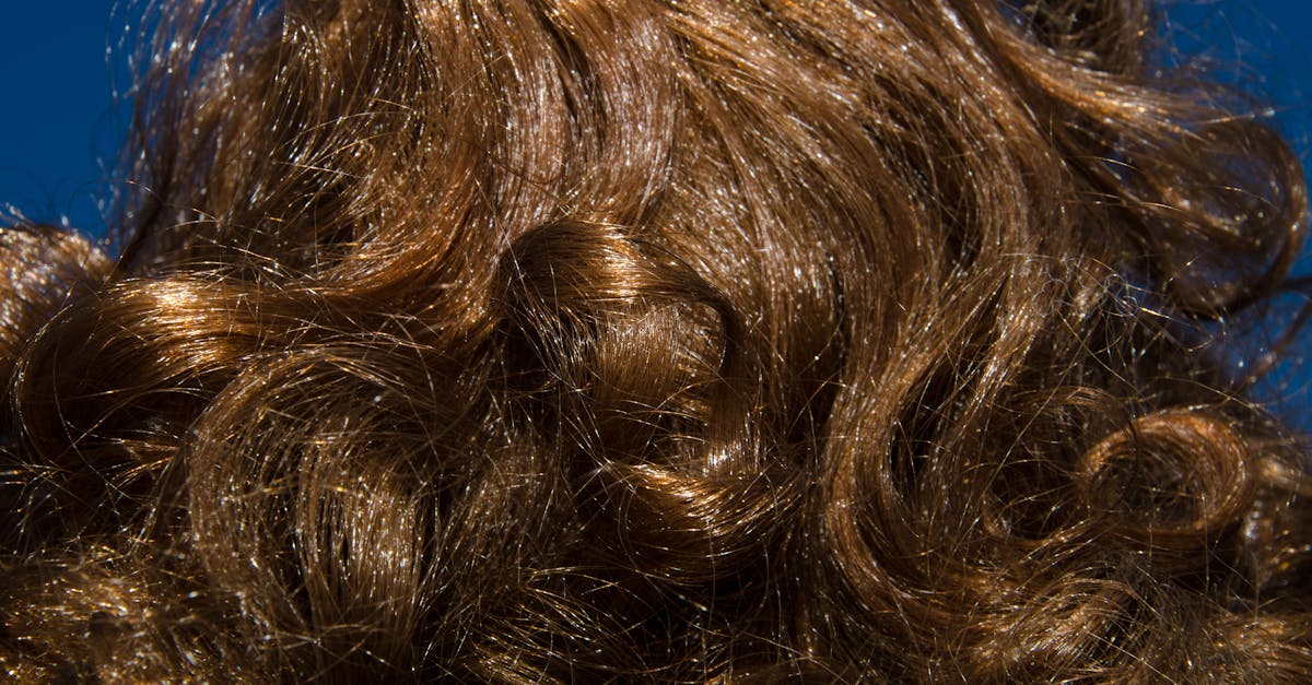 découvrez nos astuces pour styliser un foulard en soie carré avec élégance et modernité. techniques simples pour sublimer votre tenue au quotidien.