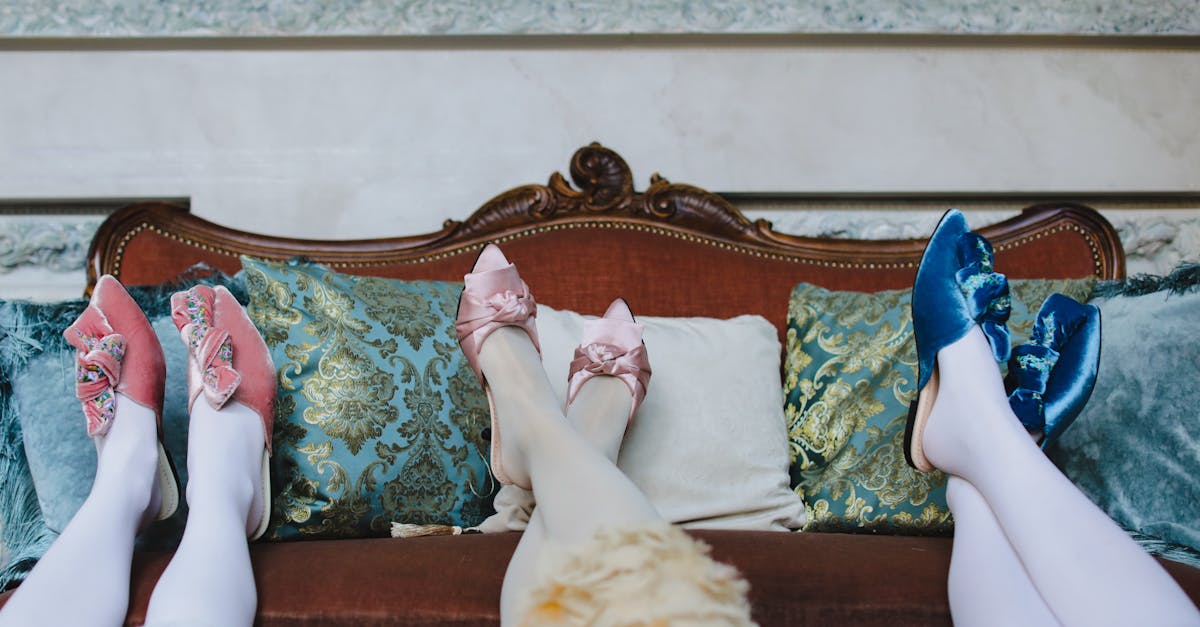 découvrez comment sublimer votre foulard carré en soie avec des styles élégants et faciles à réaliser. conseils mode pour un look chic et sophistiqué.