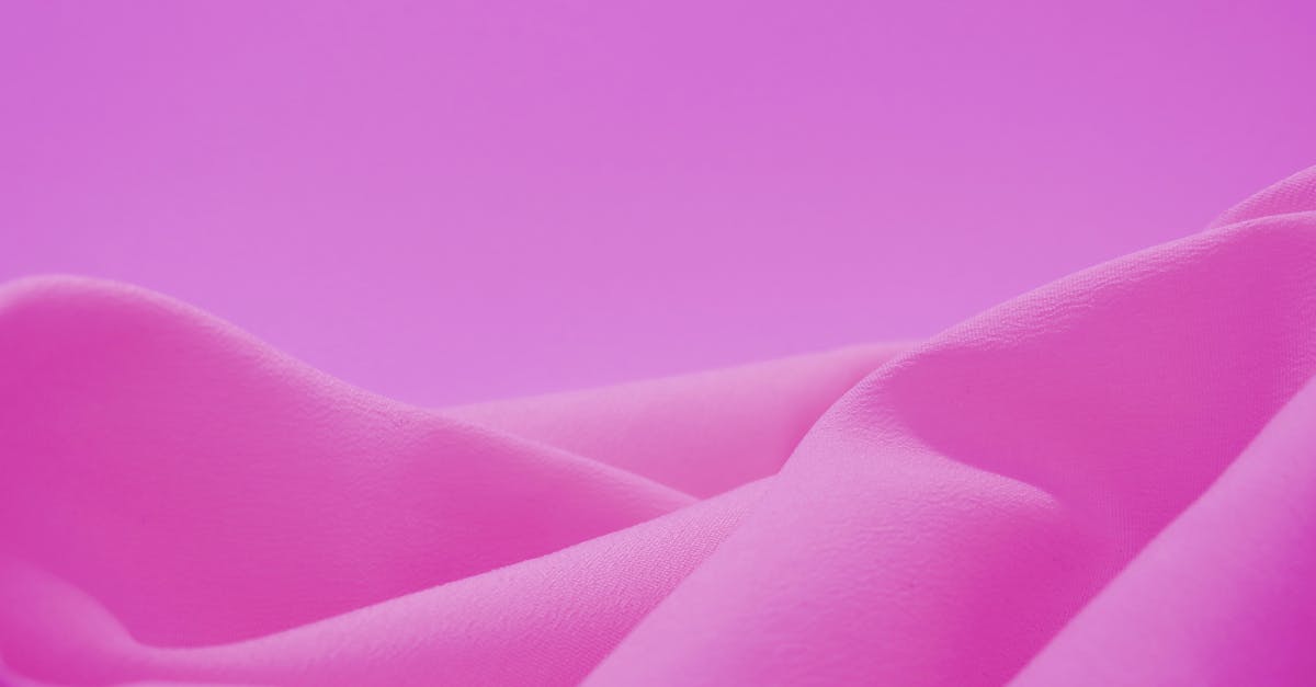 découvrez nos conseils élégants pour styliser votre carré en soie avec sophistication et modernité.