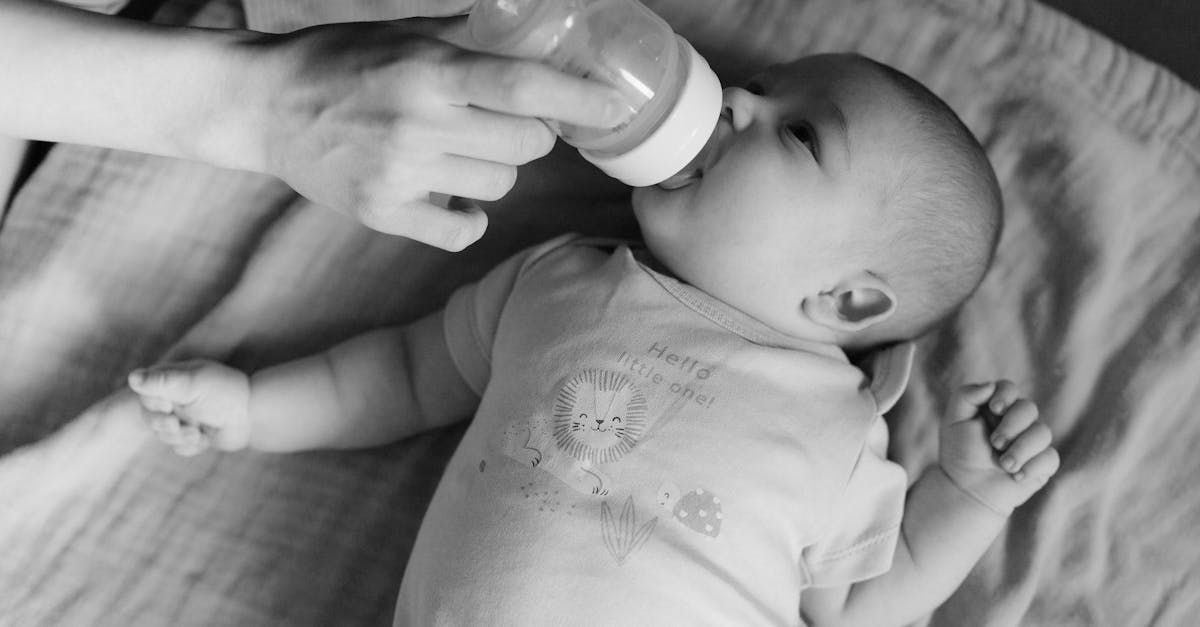 découvrez l'évolution de l'alimentation des bébés, des premières tétées aux repas solides, pour assurer une croissance saine et équilibrée.