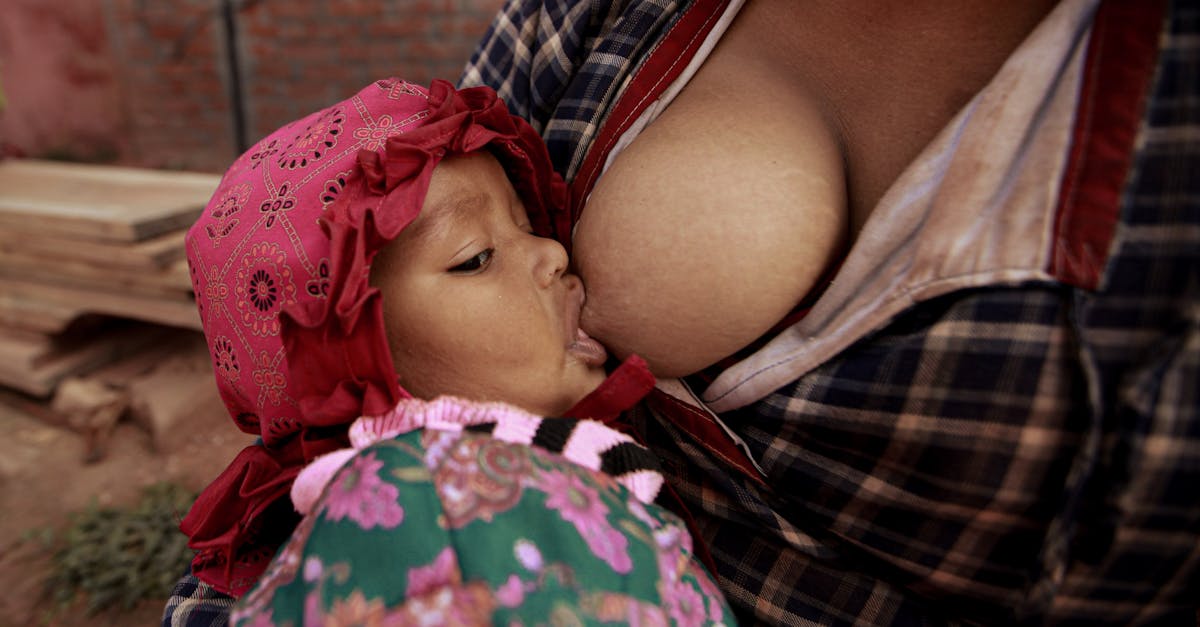 découvrez l'évolution de l'alimentation des bébés à travers les âges, des premiers biberons aux méthodes modernes d'alimentation, pour mieux comprendre les besoins nutritionnels des tout-petits.