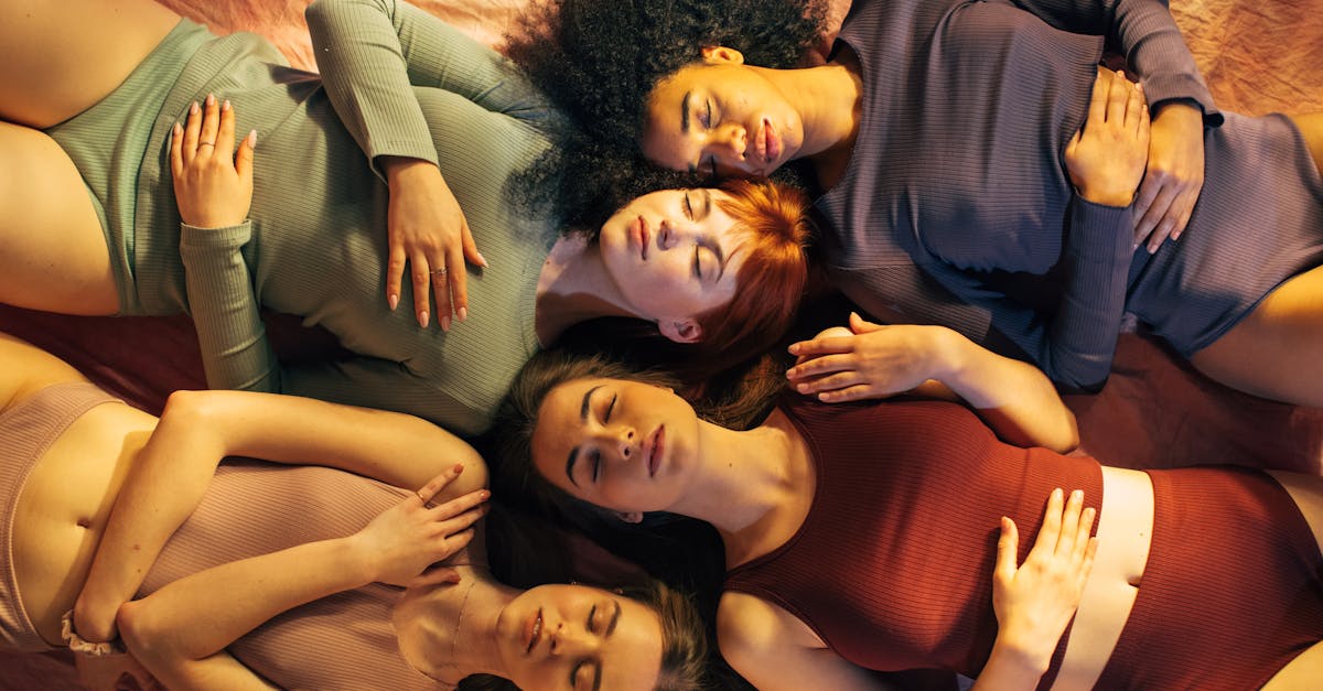 découvrez comment la body positivity encourage l'acceptation de soi et la beauté dans toutes les formes et tailles, pour une confiance en soi renforcée et un bien-être durable.