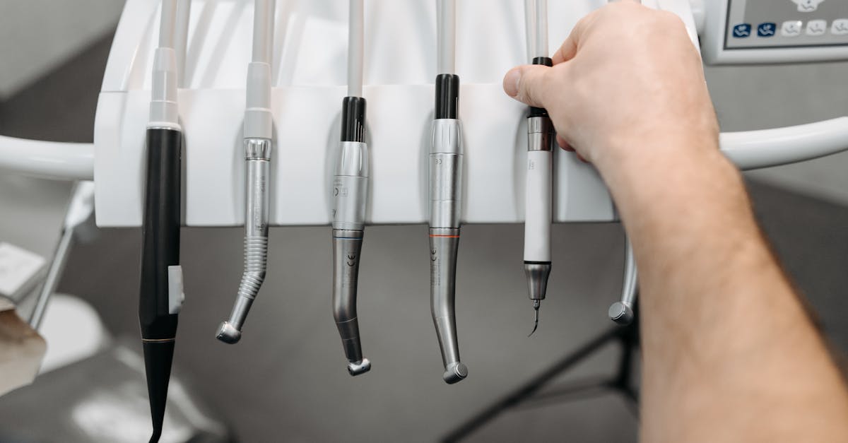 découvrez nos conseils efficaces pour soulager les gencives enflées liées au port d'appareils dentaires et retrouver un confort optimal.