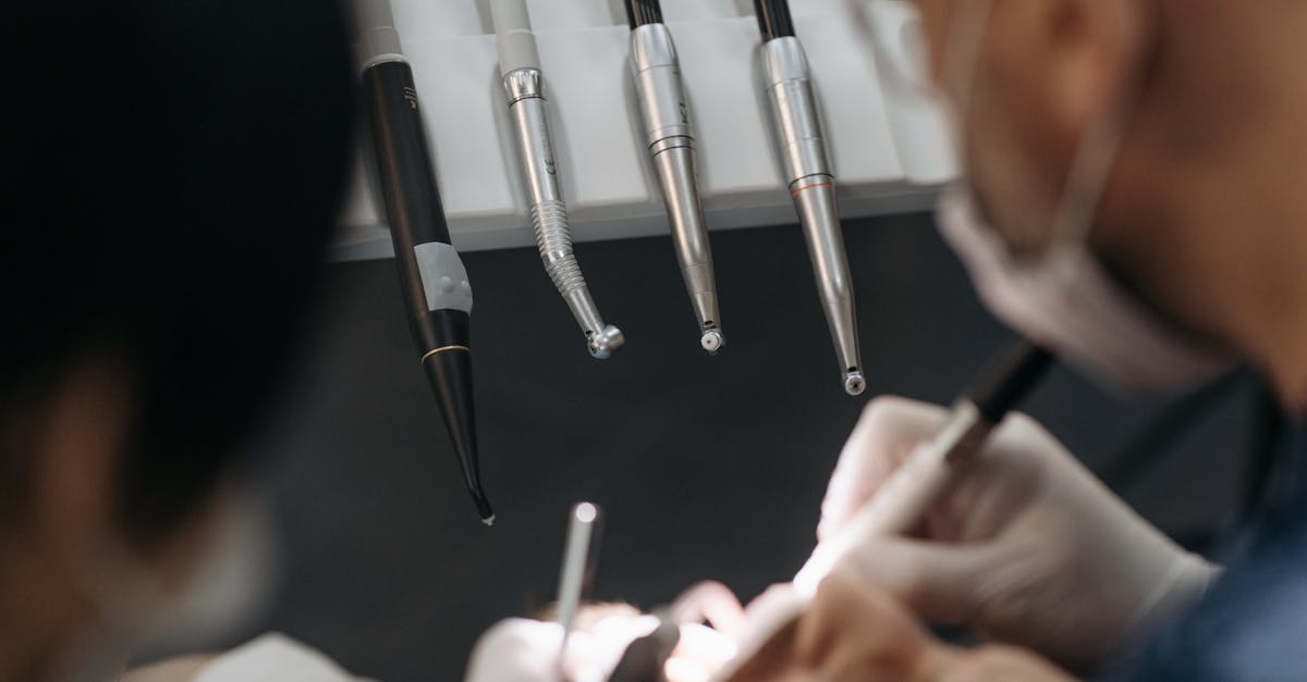 soulagement efficace des gencives enflées lors du port d'appareils dentaires : conseils et traitements pour un meilleur confort buccal.