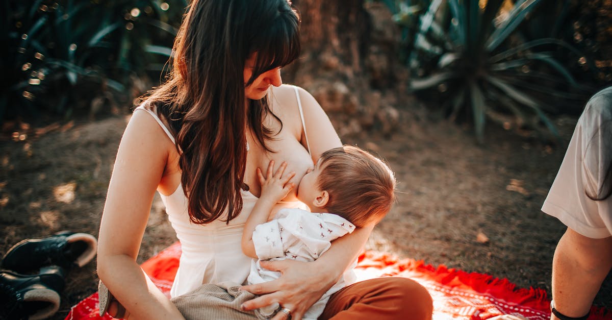 coussin d'allaitement confortable et ergonomique, conçu pour soutenir maman et bébé pendant la tétée, facilitant une position idéale et réduisant les tensions.