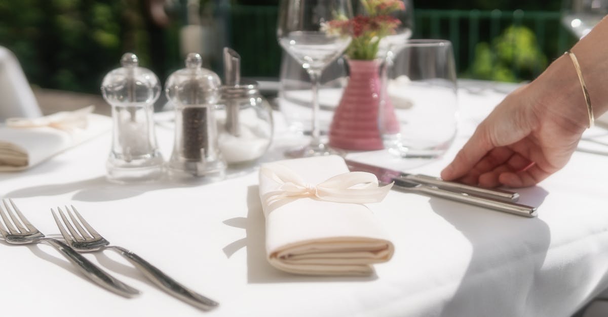 découvrez des astuces efficaces et simples pour nettoyer votre argenterie et lui redonner tout son éclat. guide complet pour entretenir vos couverts en argent.