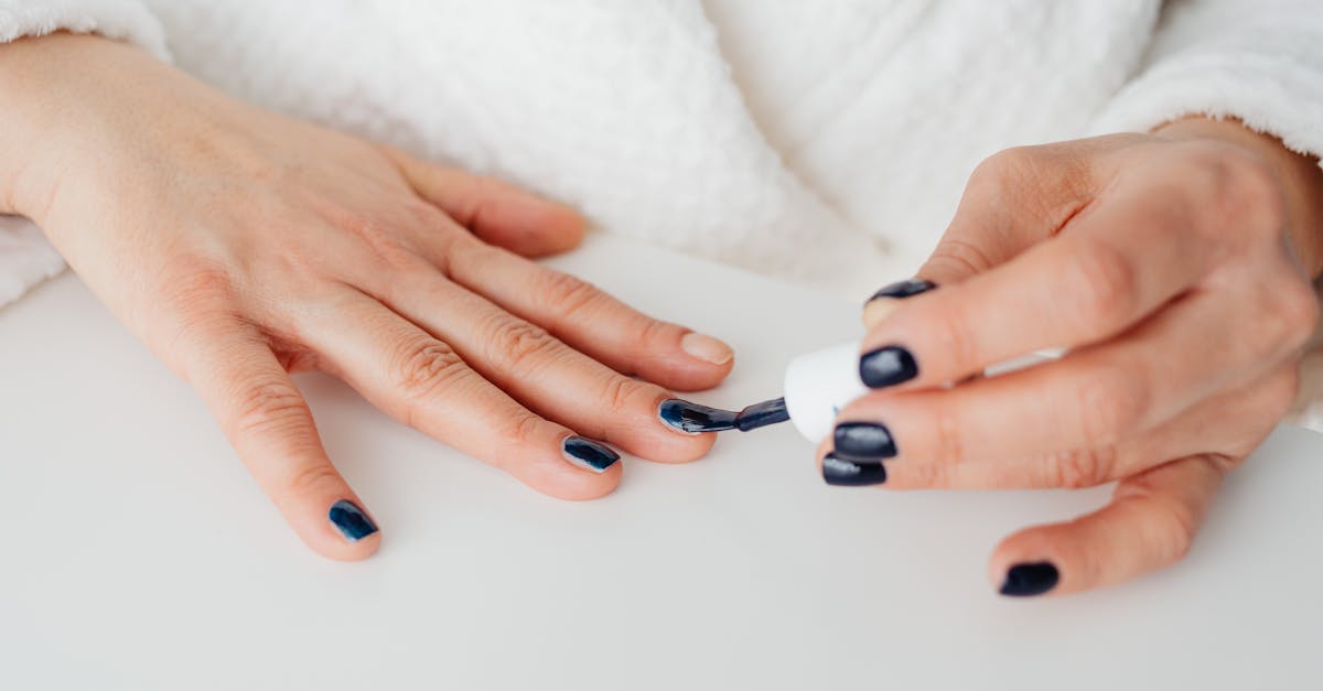 découvrez comment réaliser une manucure française parfaite à la maison avec notre guide diy facile et rapide. astuces, outils et étapes détaillées pour des ongles élégants.