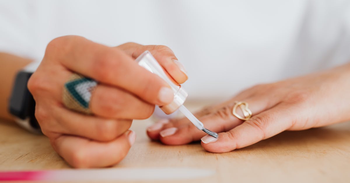 apprenez à réaliser une manucure française élégante chez vous avec notre guide diy simple et rapide. des astuces pas à pas pour un look parfait!