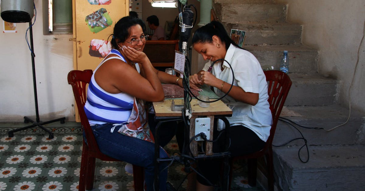 découvrez comment réaliser une manucure française diy parfaite à la maison avec nos astuces simples et efficaces pour des ongles élégants et soignés.