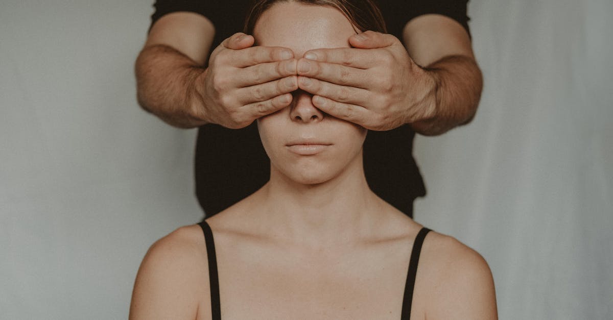 découvrez ce qu'est la dépendance émotionnelle, ses causes, ses impacts sur les relations, et comment retrouver votre indépendance affective pour une vie plus équilibrée.