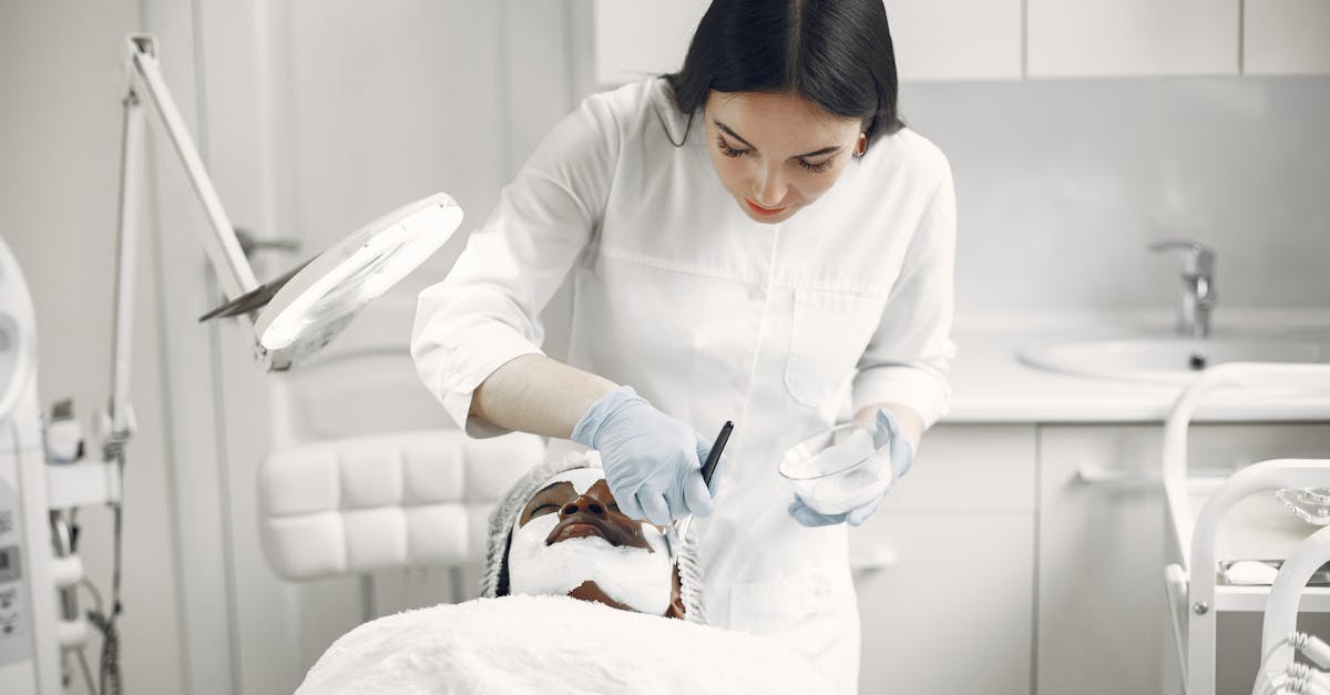 découvrez nos esthéticiennes expertes pour des soins de beauté personnalisés et professionnels, alliant détente et éclat de votre peau.