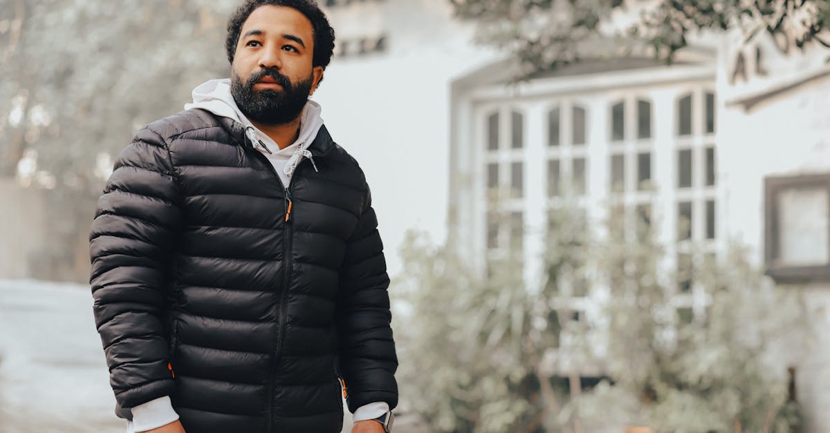 découvrez les tenues automne-hiver tendances pour rester élégant et bien au chaud toute la saison.