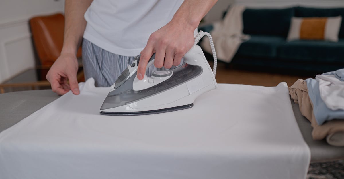 découvrez des conseils efficaces pour nettoyer la semelle de votre fer à repasser et retrouver une surface lisse pour un repassage impeccable.