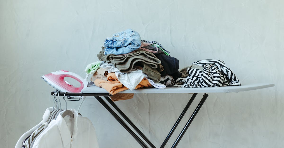 découvrez nos conseils efficaces pour nettoyer la semelle de votre fer à repasser et assurer un repassage optimal sans abîmer vos vêtements.