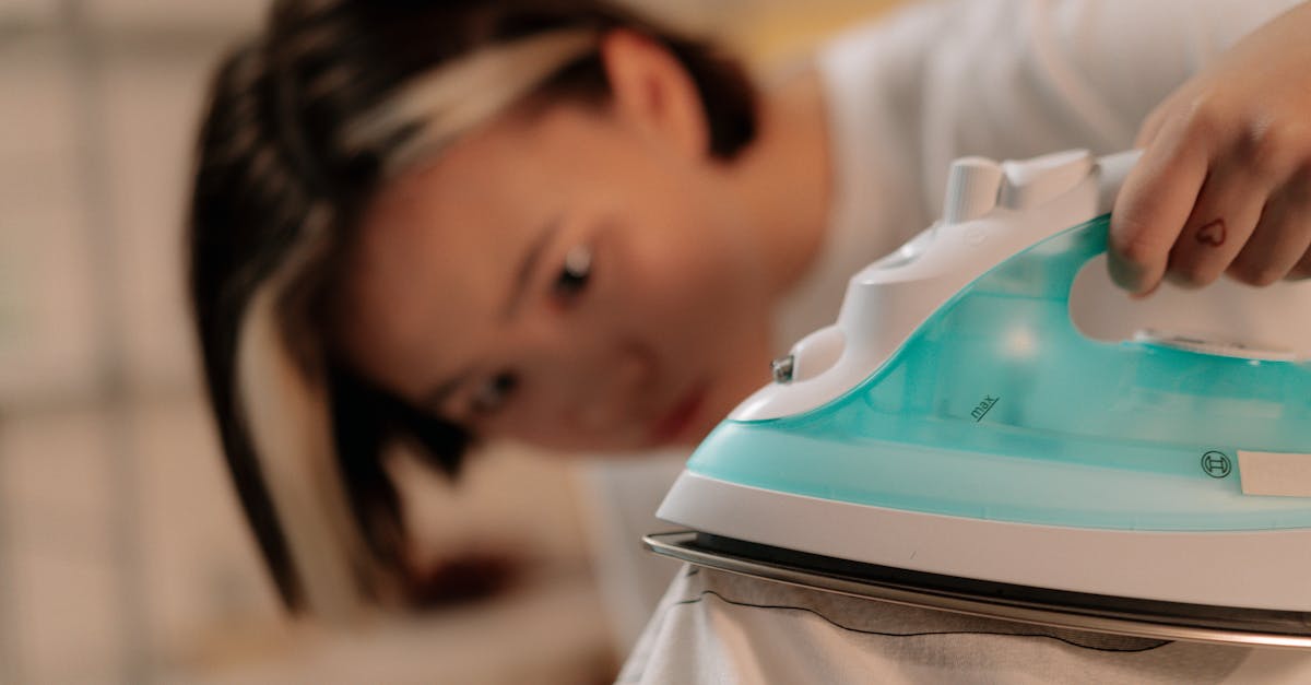 conseils pratiques pour nettoyer la semelle en fer de votre fer à repasser efficacement et prolonger sa durée de vie.