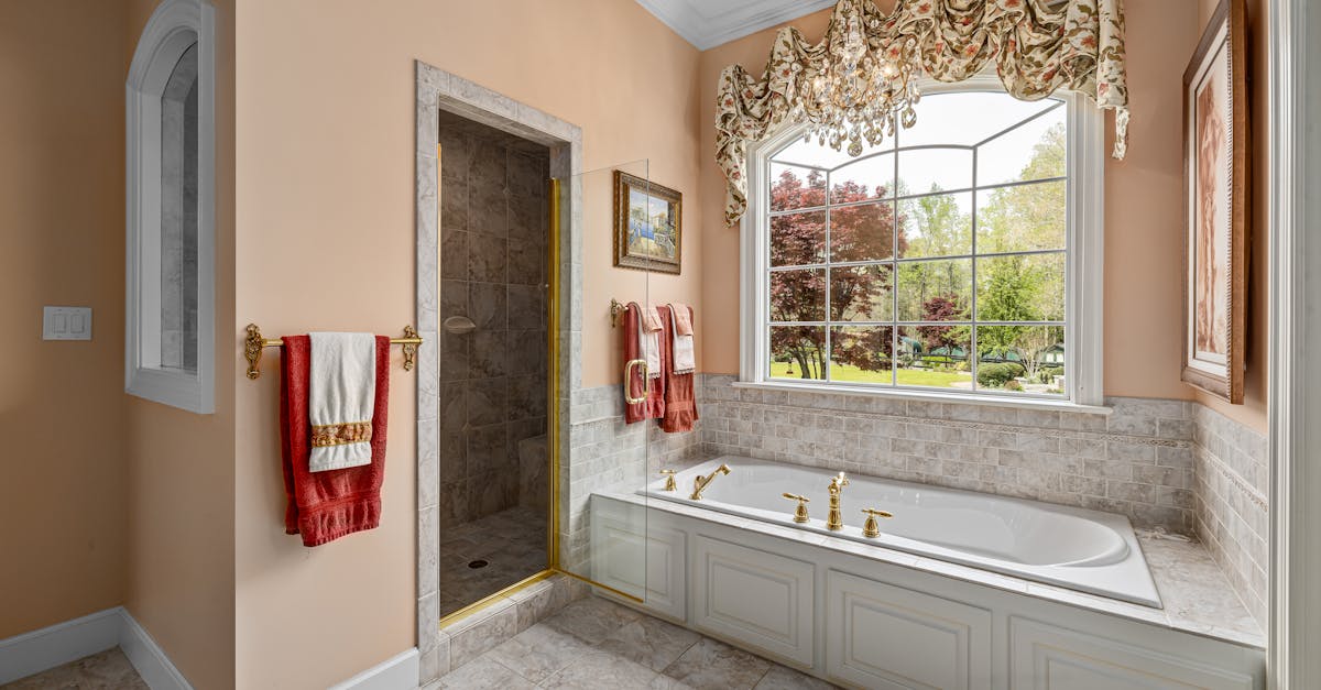 éliminez efficacement la moisissure sur les parois de douche grâce à nos conseils et solutions pratiques pour une salle de bain propre et saine.