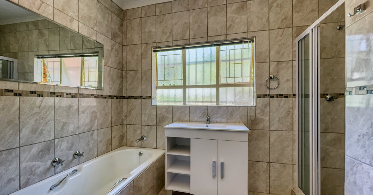 élimination efficace de la moisissure sur les murs de douche pour un espace propre et sain. conseils et méthodes professionnelles de traitement.