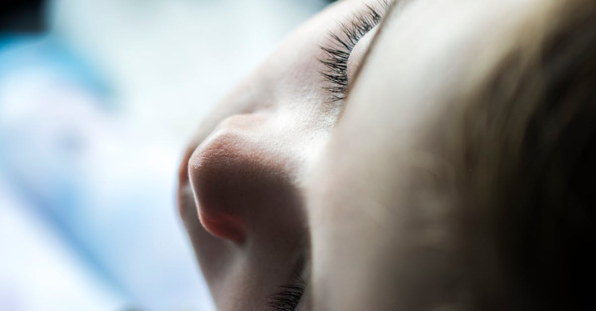 tout savoir sur les poils du nez : leur rôle, comment les entretenir et les méthodes sûres pour les tailler.