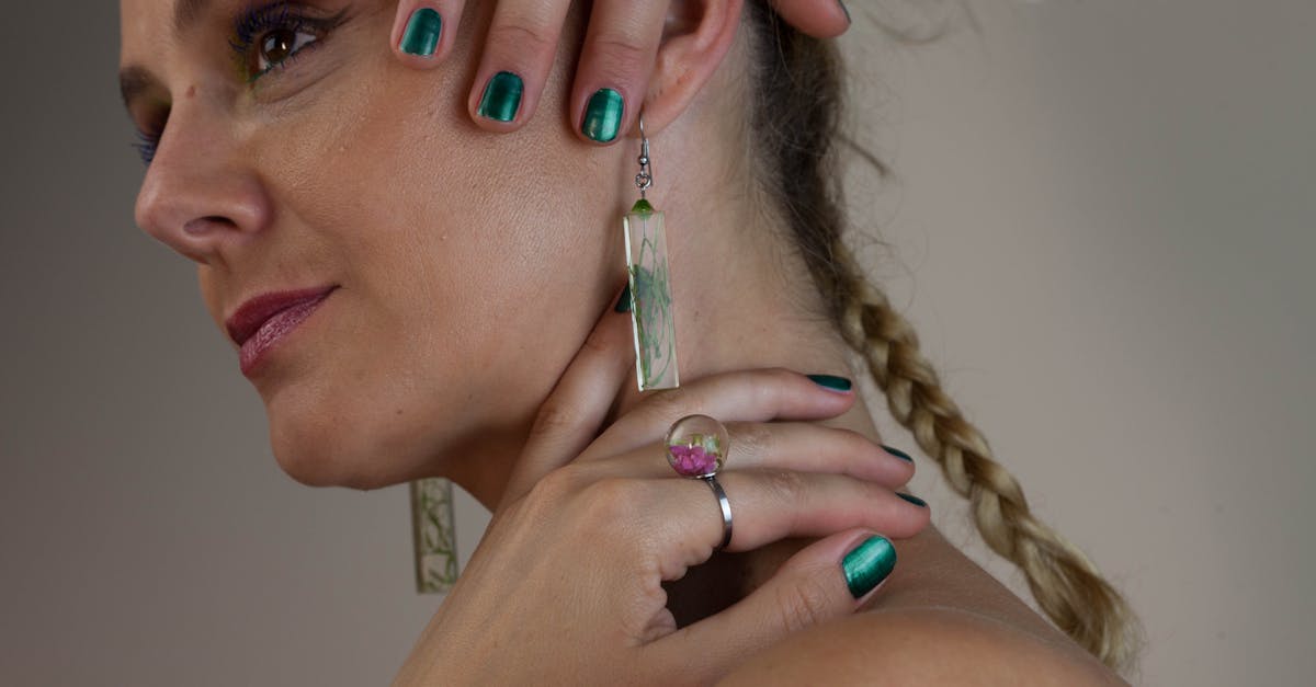 découvrez l'élégance naturelle avec une manucure nude, idéale pour un look sobre et sophistiqué qui sublime vos ongles au quotidien.