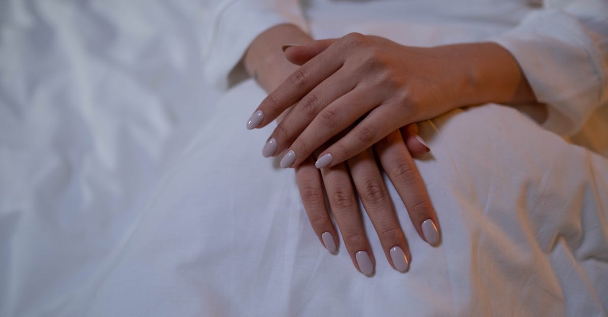 découvrez l'élégance naturelle avec notre guide complet de la nude manicure. apprenez à sublimer vos ongles avec des couleurs neutres et sophistiquées pour un look discret et chic.