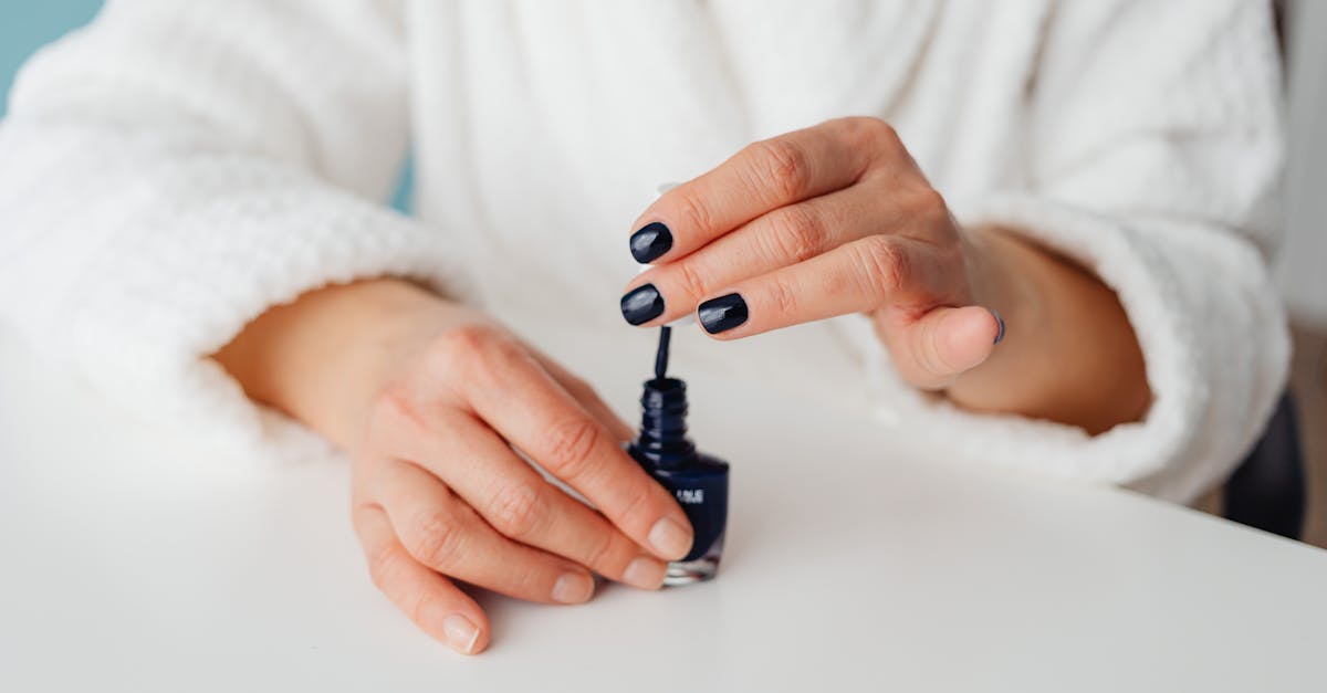 découvrez l'élégance naturelle avec notre guide complet sur la manucure nude, pour des ongles subtils et raffinés adaptés à toutes les occasions.