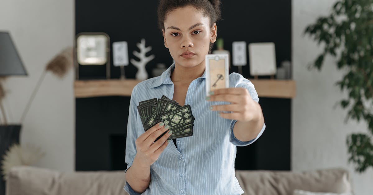 découvrez la lecture psychique par téléphone pour obtenir des réponses claires et des conseils personnalisés où que vous soyez. consultation rapide et confidentielle avec nos voyants expérimentés.